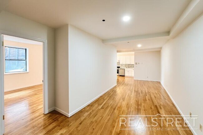 Building Photo - Spacious 2 Bedroom in Williamsburg!