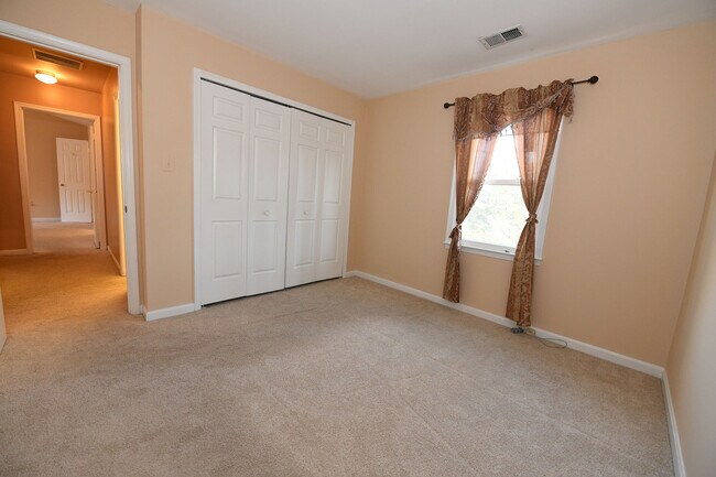 Building Photo - Gorgeous 4 BR 2+2 Baths Colonial - Finished Walk-Out Basement and Car Garage