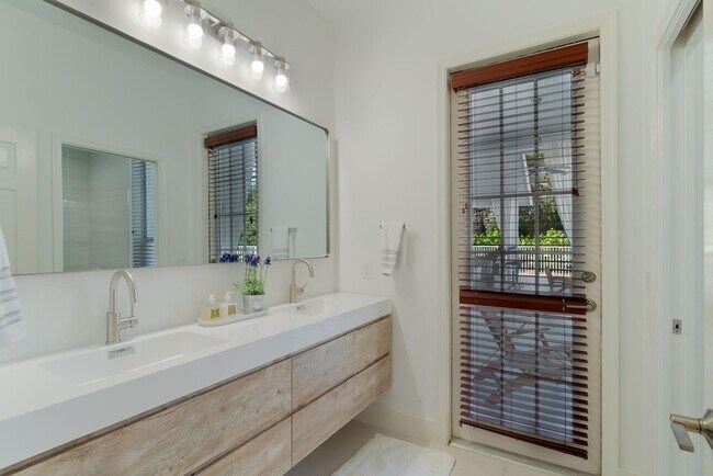 Building Photo - 1907 S Club Dr