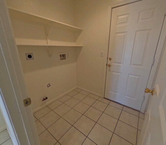 Building Photo - 2112 E Desert Lakes Dr