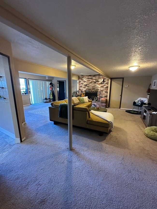 Building Photo - 2 bedroom 1 bath daylight basement unit in the heart of Edmonds