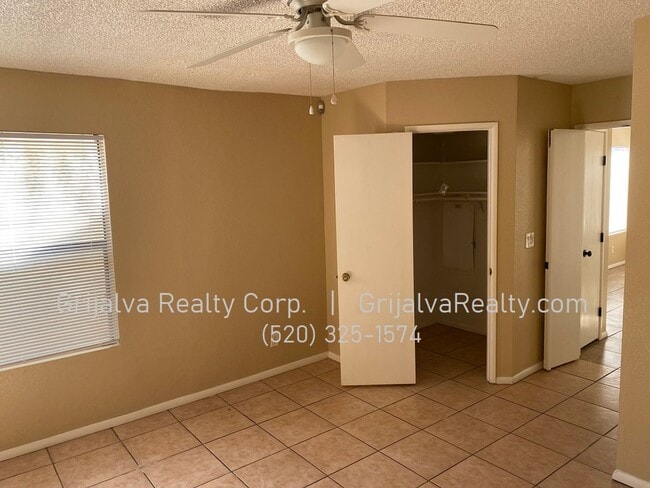 Building Photo - 3 Bedroom, 2 Bath Townhouse For Rent  (Los...