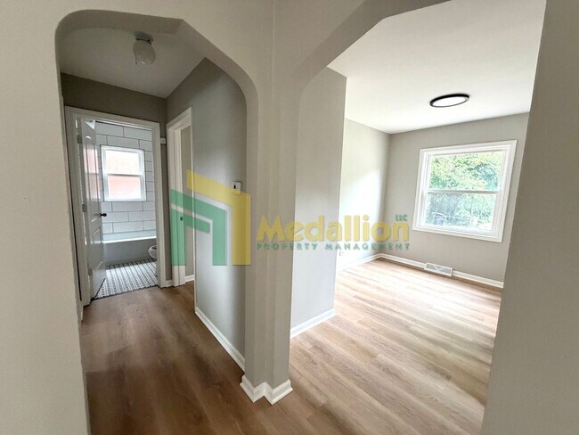 Building Photo - 12917 S Emerald Ave