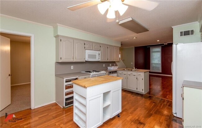 Building Photo - 8917 Glenmora Dr