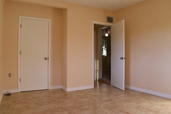 Building Photo - Reduced price! Great Neighborhood!