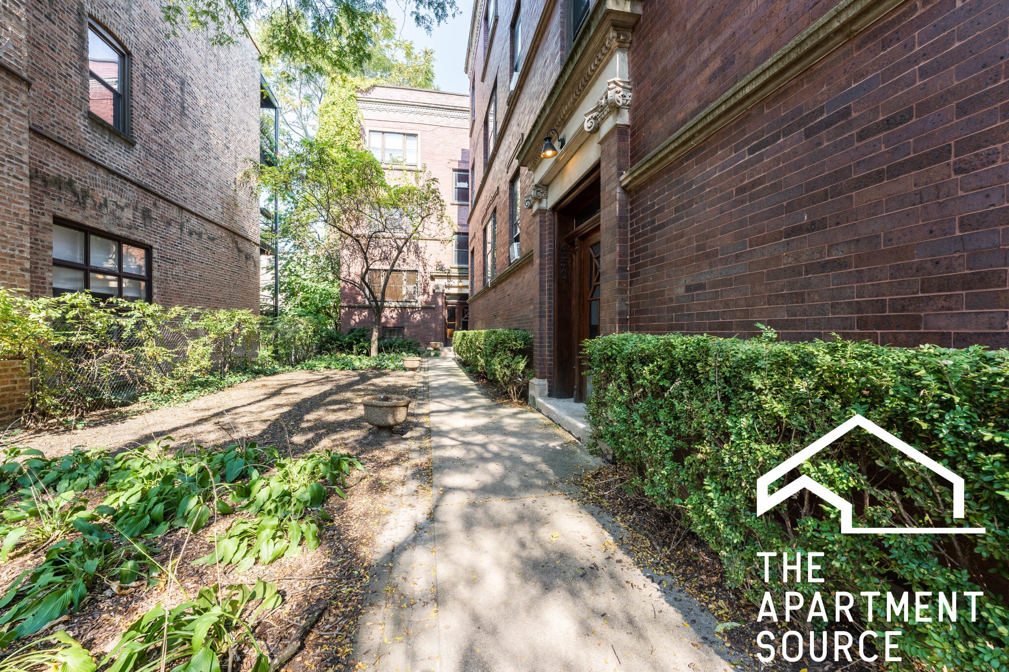 Building Photo - 652 W Buckingham Pl