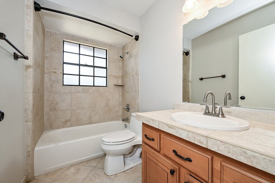 Building Photo - 8014 Dunstable Cir