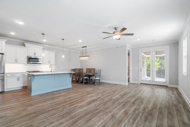 Building Photo - Canterbury Townhome