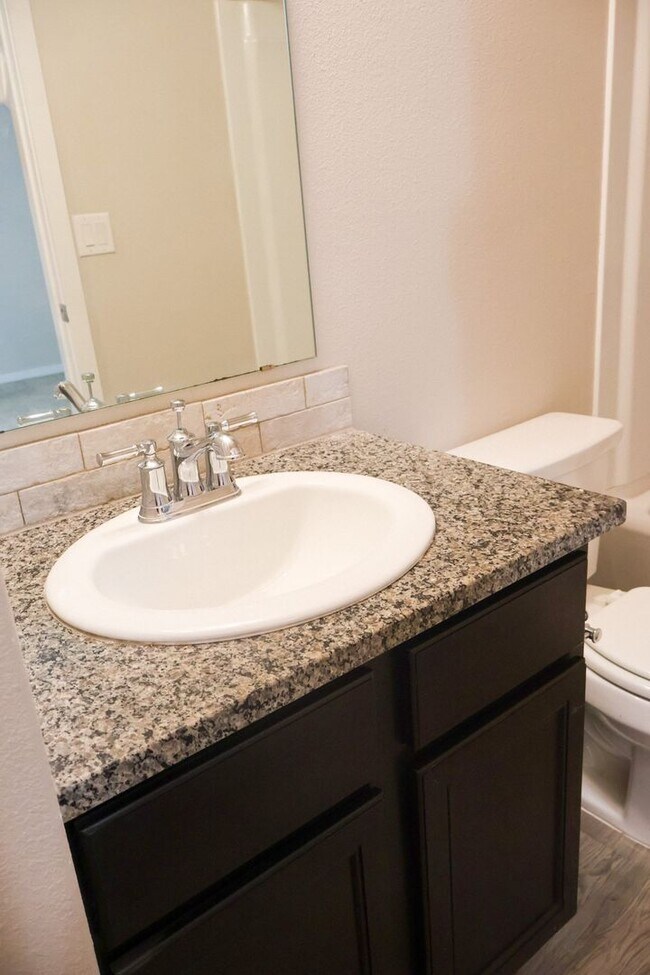 Building Photo - Cozy and Spacious 3 Bedroom Home with Gara...