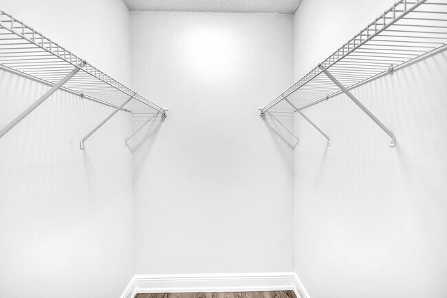 Building Photo - 100 Kings Point Dr