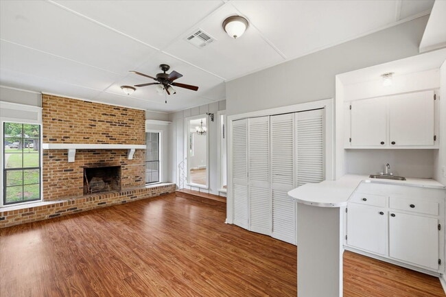 Building Photo - Spacious 4BR Home in Clinton School District with Multiple Living Areas