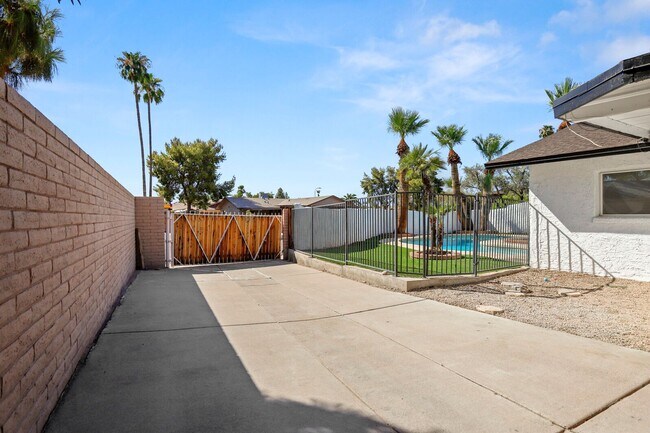 Building Photo - Prime ASU Location 5BR Home with Pool & Garage