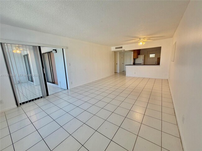 Building Photo - 2320 S Cypress Bend Dr