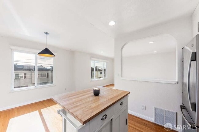 Building Photo - 346 Mangels Ave