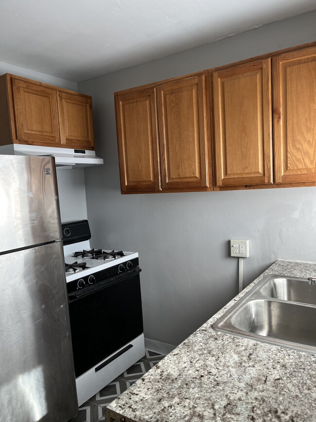 Building Photo - 8172 Valley View Dr