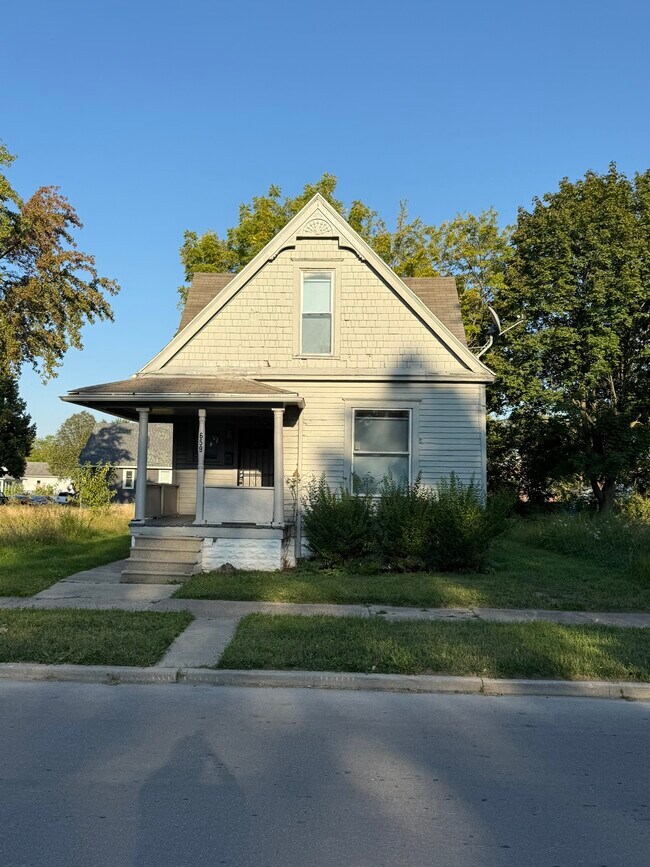 Primary Photo - 659 Stebbins St