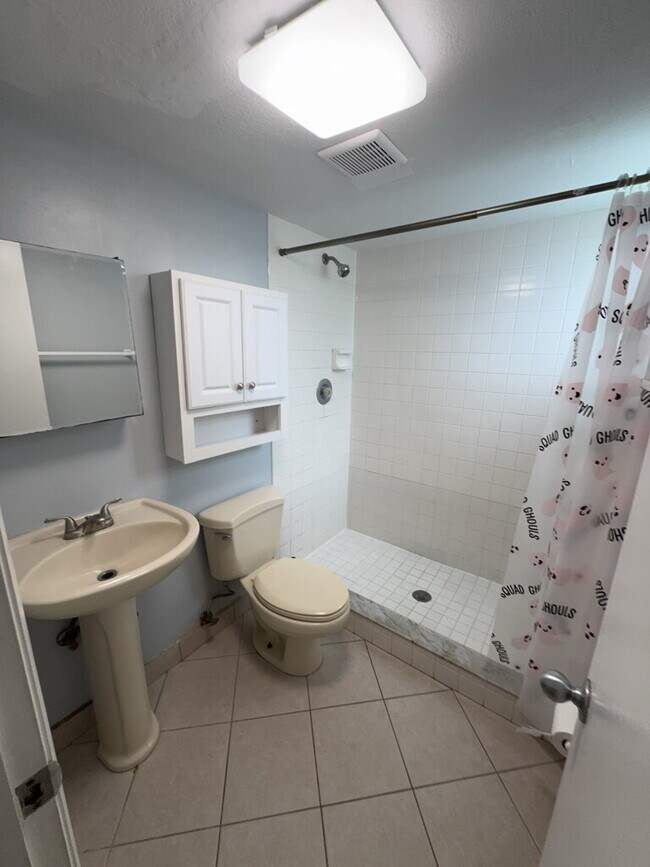 Building Photo - "Charming 2-Bedroom Haven in Heart of Tampa with Modern Comforts – 897 Sq Ft of Cozy Living!"