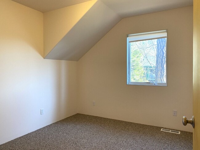 Building Photo - Townhouse On Private Drive In White Salmon, WA