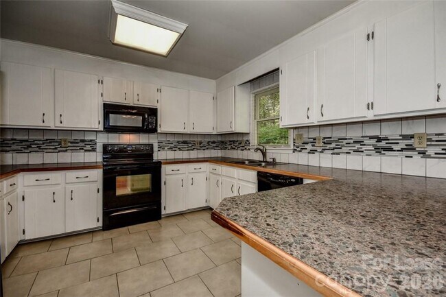 Building Photo - 7730 Deer Track Dr