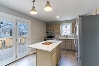 Building Photo - Renovated 3 bed/2 bath just minutes from Downtown!!