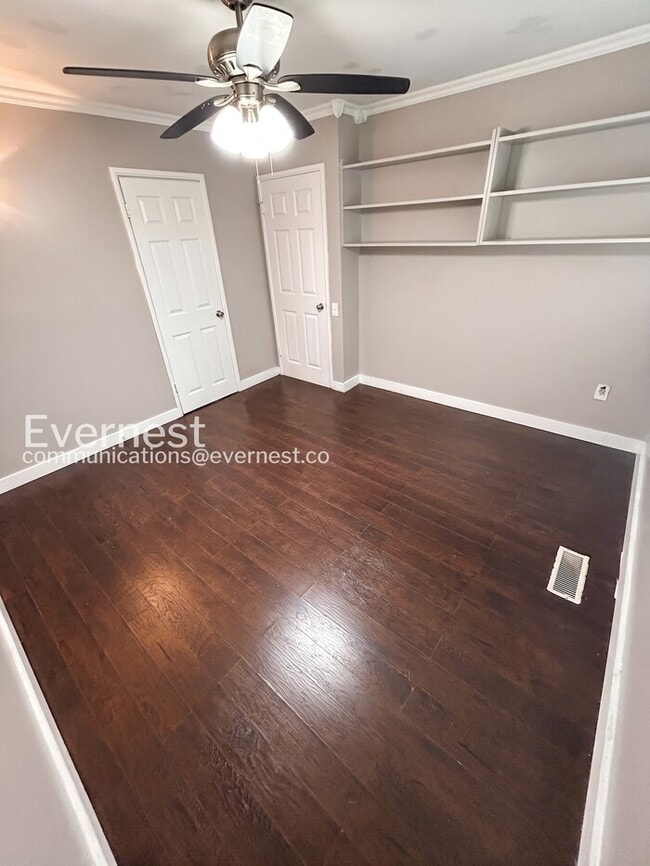 Building Photo - 560 Jamaica Pl