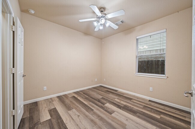 Building Photo - 5123 Shadow Breeze Ln