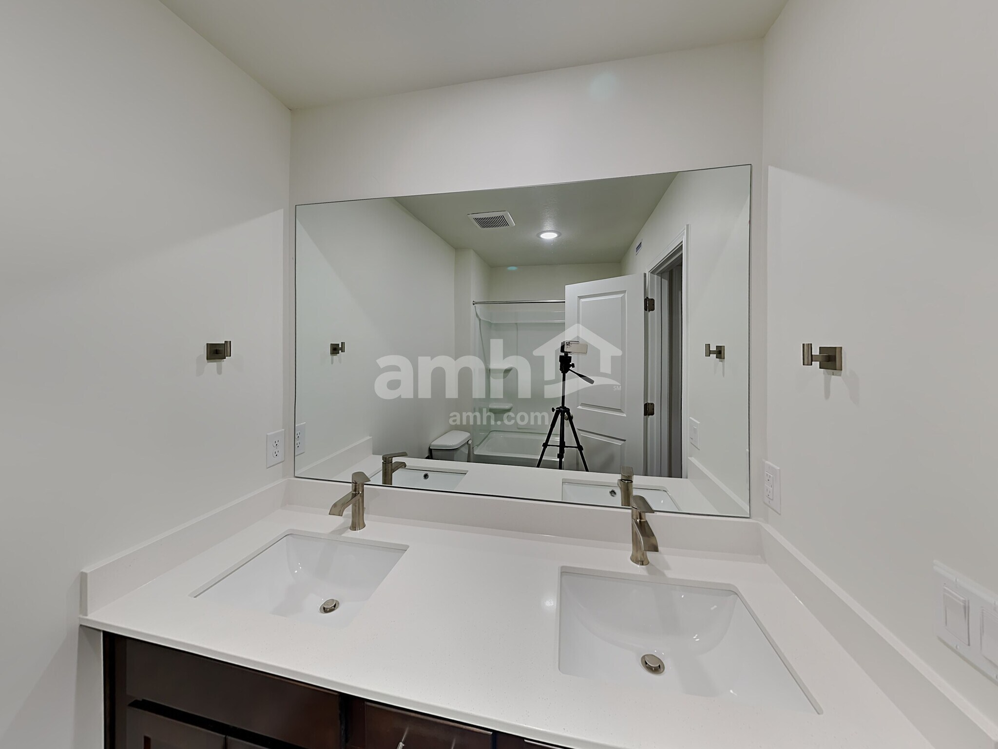 Building Photo - 6018 W South Jordan Pky