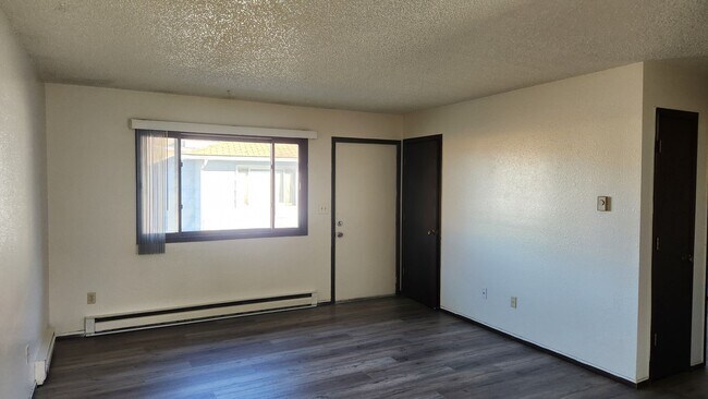 Building Photo - CHA100