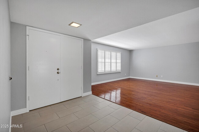 Building Photo - 8558 E Vía De Viva