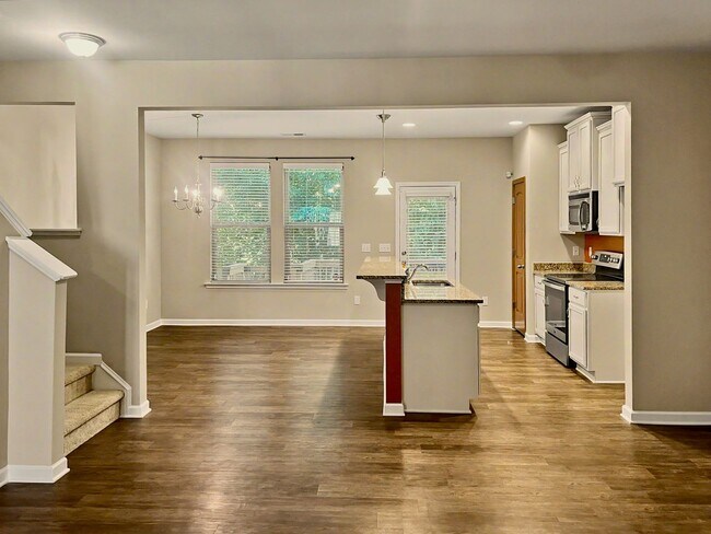 Building Photo - Move-in Ready!