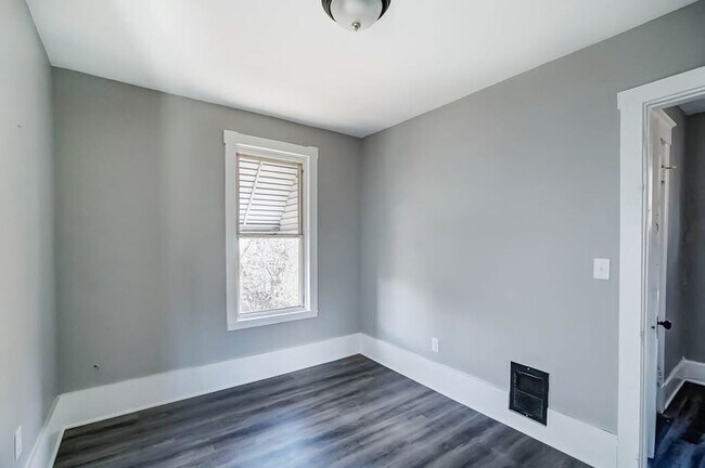 Building Photo - Updated 3 Bed 1 Bath in Price Hill!