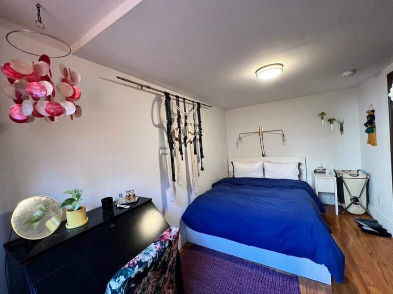 Building Photo - 238 Saint James Pl