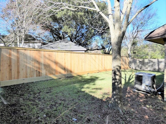 Building Photo - 606 Golfview Dr