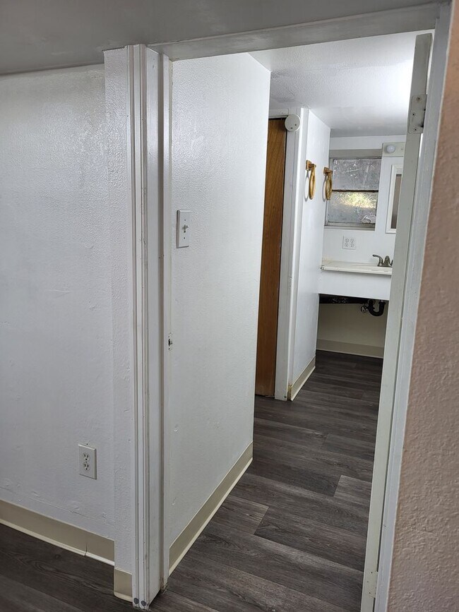 Building Photo - 305-305 W 11th St