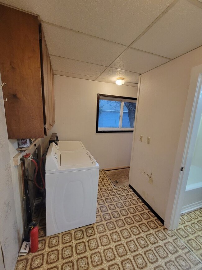 Building Photo - 2 bed 1 Bath in heart of Newport