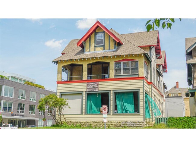 Building Photo - 1721 W Lake St