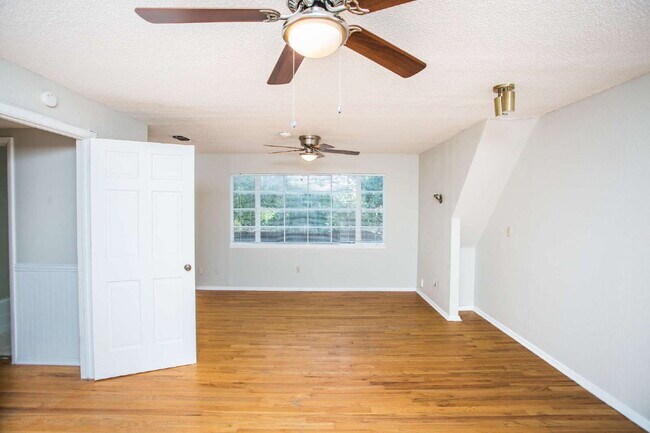 Building Photo - "Spacious 5-Bed Oasis with Granite Elegance & Hardwood Charm in Lubbock!"
