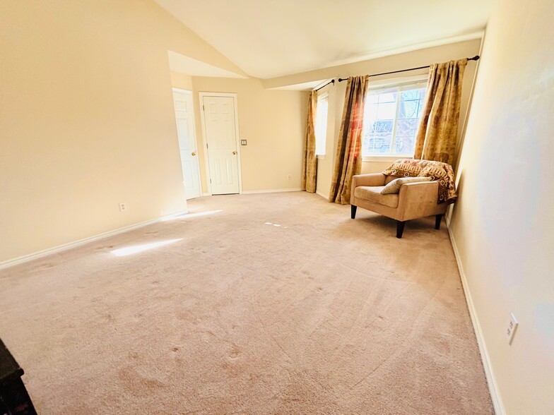 Upstairs Master Bedroom - 5958 Gunbarrel Ave