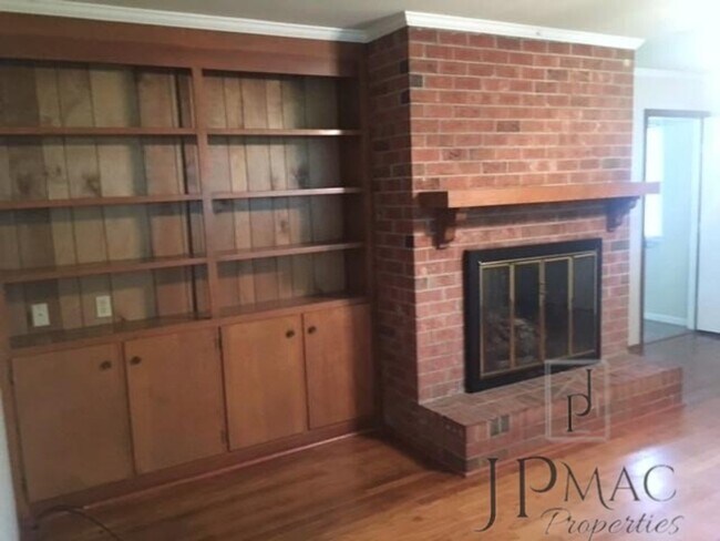 Building Photo - 703 Ikes Rd