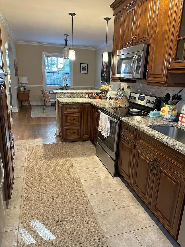 Kitchen - 4405 W Franklin St