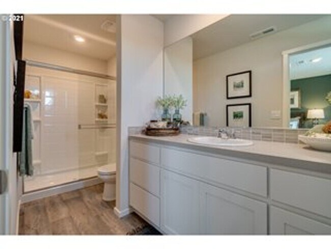 Building Photo - 3 Bed 2.5 Bath Home in Vancouver! Stainles...