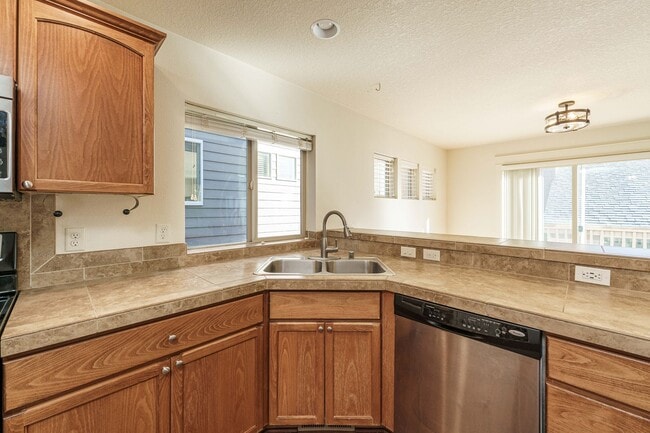 Building Photo - $1000 OFF MOVE IN SPECIAL - 4 Bedroom 2.5 ...