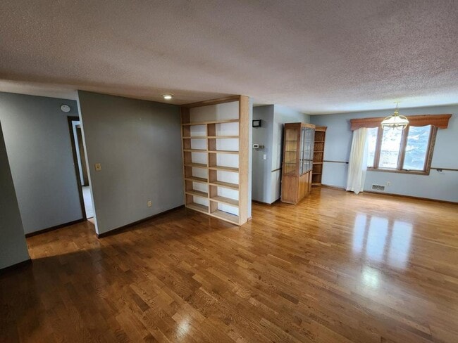 Building Photo - 2318 E Boulevard Ave