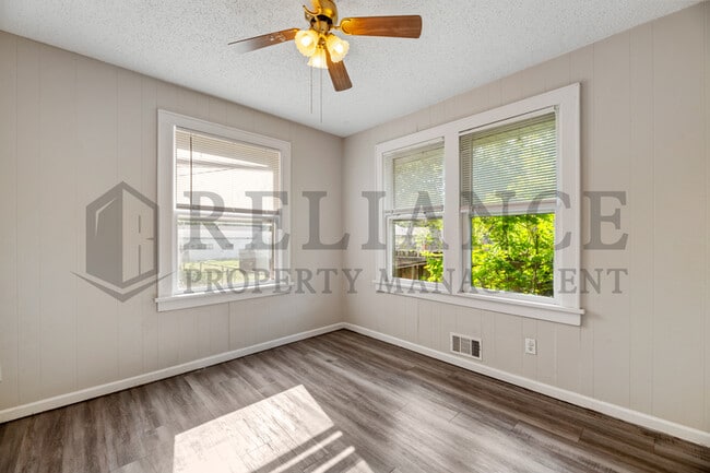 Building Photo - 317 W Kinkaid Ave