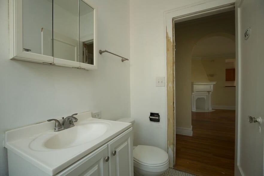 Building Photo - 808 Green Bay Rd