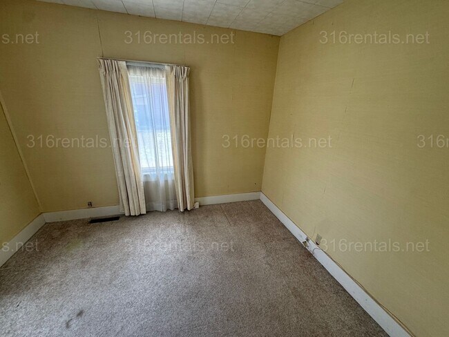 Building Photo - $899 - 2 bed 1 bath - Single Family Home
