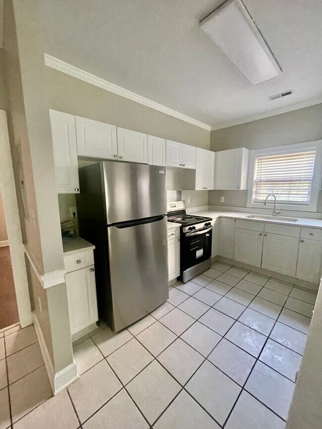 Building Photo - (Holdfunds)MeadowVista9041