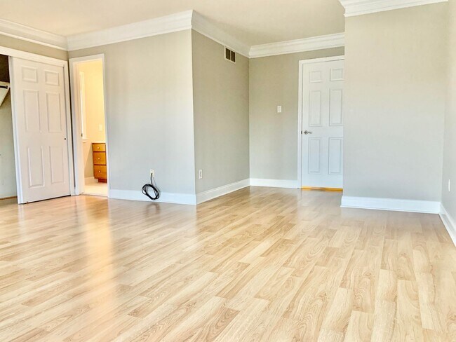 Building Photo - MUST SEE! End Unit, Electric Fireplace, Gr...