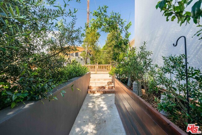 Building Photo - 741 Chautauqua Blvd