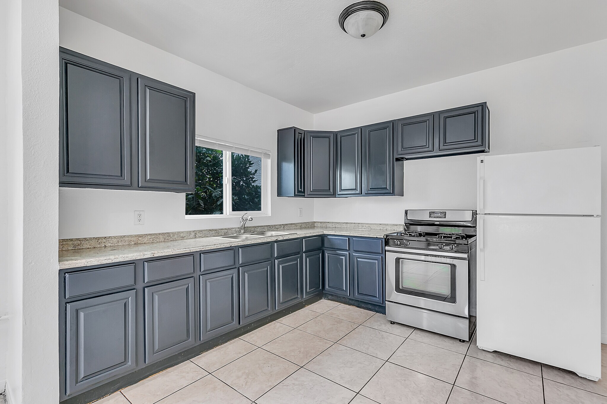 Building Photo - 321 E 84th St